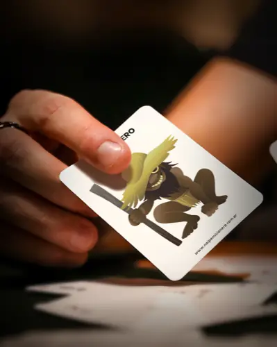 Mano de cartas con el comodín Pombero